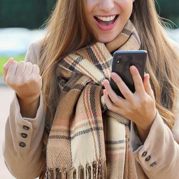 Soft Oversized Fall Scarf – Warm, Stylish - Picture 2 of 4